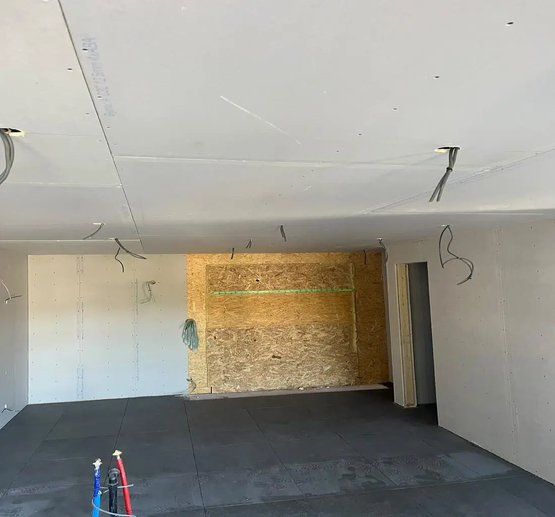 Pièce en rénovation avec câbles prêts à raccorder
